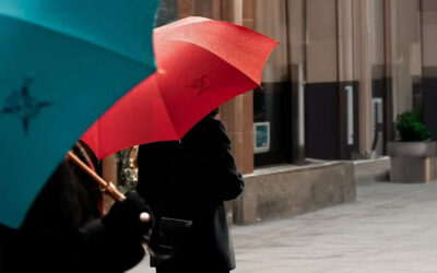 Les Parapluies de Cherbourg : Élégance et Raffinement au Féminin